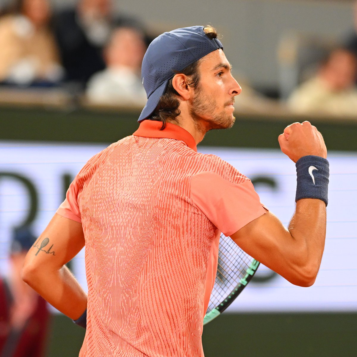 Musica maestro 🎻

🤩 Sullo Chatrier un super Musetti elimina il padrone di casa Monfils in tre set 7-5, 6-1, 6-4! 

#RolandGarros