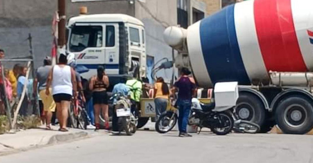 En la intersección de la calle Jasso Reyes y Montecarlo en Bellas Lomas, un motociclista perdió la vida tras ser atropellado por una revolvedora.