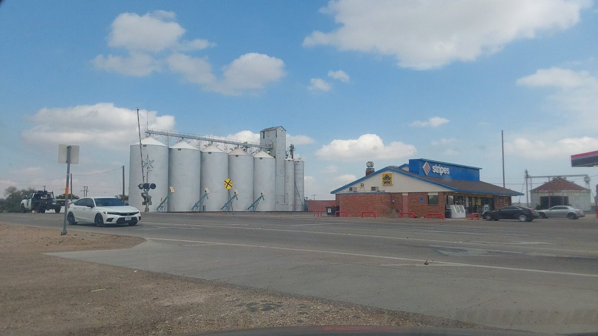 Live from Muleshoe Texas storms firing of the dryline in a very unstable environment Join Live here youtube.com/live/aWE_nuxZe… #txwx #wxtwitter #nmwx