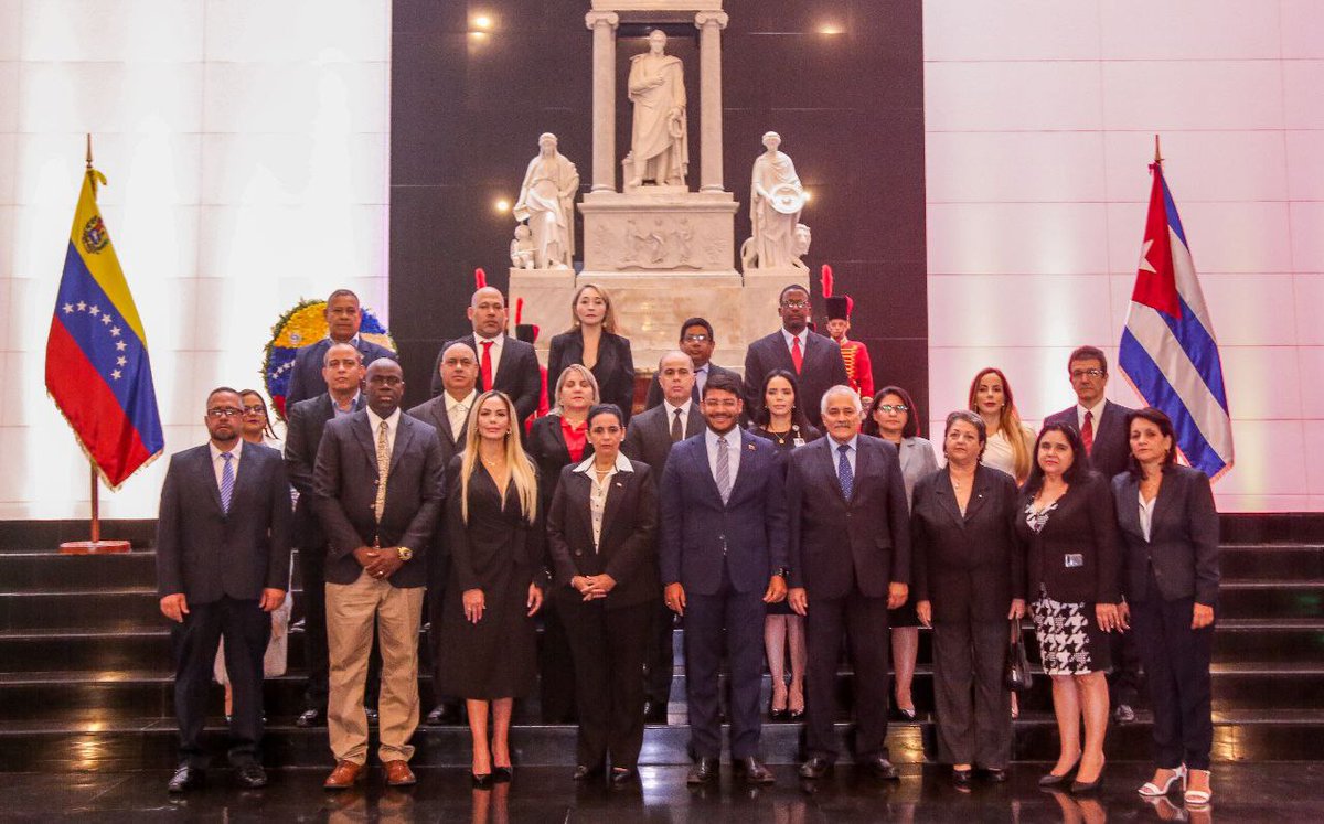 FGR_Cuba's tweet photo. 🇨🇺🤝🇻🇪│Fiscal General de la República de #Cuba rinde honores al libertador Simón Bolívar en #Venezuela.

✍️│Información ampliada en nuestro portal web: https://t.co/w2J5VQDuJW

#FiscalíaCubana https://t.co/VeUxMu0vt5