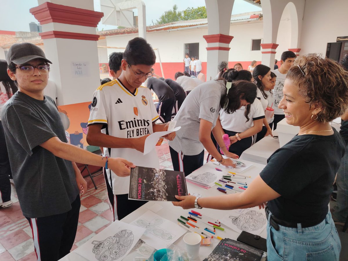 Estudiantes de Bachilleres Teocelo recibieron ejemplares de la revista "La Ciencia" como parte de las actividades realizadas por el equipo de la #SemanadelCerebro 🧠✨
¡Muchas gracias a quienes hicieron esto posible! 📚🌟