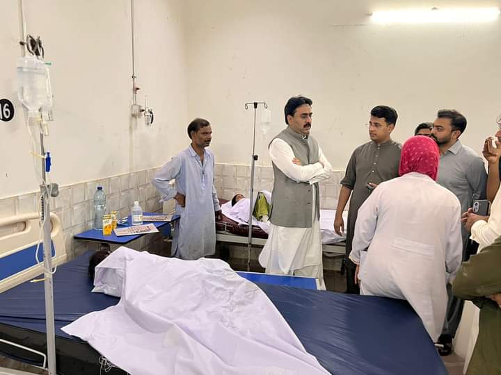 AdnanChandPPP's tweet photo. وزیر آب پاشی و خوراک سندھ @jamkhanshoro اور مئیر حیدرآباد کاشف شورو کےہمرا سول اسپتال کےبرنس وارڈ پہنچ گئے۔ 
وزیر آب پاشی و خوراک ��ام خان شورو اور مئیر حیدرآباد کاشف شورو نے حیدرآباد سیلنڈر دھماکے میں شدید زخمی ہونے والے افراد کی عیادت کی۔ https://t.co/nr1WJKz8Cw
