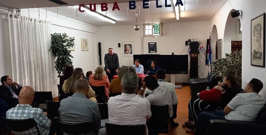 japortalmiranda's tweet photo. 🇨🇺 Junto a @MayraArevich reconocimos a los miembros de nuestra misión diplomática en Ginebra la importancia de su labor para llevar la voz de #Cuba al escenario global.

Tras comentar sobre la situación nacional, agradecimos el apoyo para concretar nuestro programa en la #77WHA. https://t.co/4Xe597IyzC