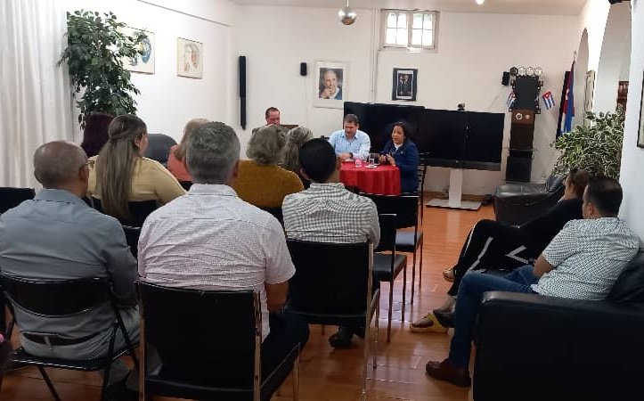 🇨🇺 Junto a @MayraArevich reconocimos a los miembros de nuestra misión diplomática en Ginebra la importancia de su labor para llevar la voz de #Cuba al escenario global. Tras comentar sobre la situación nacional, agradecimos el apoyo para concretar nuestro programa en la #77WHA.