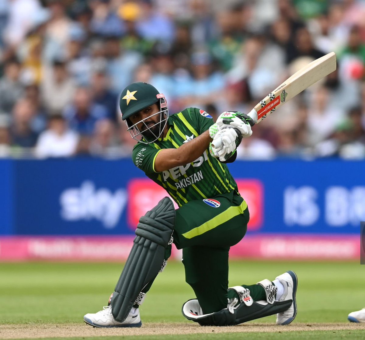 #BabarAzamMost T20I runs against England:

🇵🇰 𝟲𝟰𝟭* － 𝗕𝗮𝗯𝗮𝗿 𝗔𝘇𝗮𝗺 (𝟭𝟰𝟬 𝗦𝗥) 👑 
🇮🇳 639 － Virat Kohli (135.6 SR)
🇦🇺 619 － Aaron Finch (160.7 SR)
🇵🇰 551 － Muhammad Rizwan (133 SR)

My Man just loves smashing them 🤙🏻 

#BabarAzam | #BabarAzam𓃵