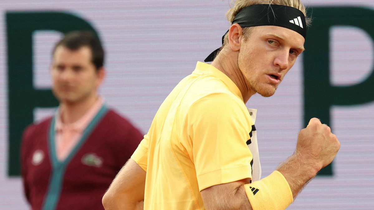 ¡Batalla nocturna en París!💪🏻🌘 @alexdavidovich1 fuerza el quinto set ante Casper Ruud y el pase a la tercera ronda se definirá en el último parcial. ¡Vamos, Foki! 📸 @ATPTour_ES