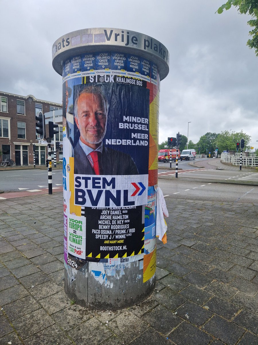 JOLANDAGAAL's tweet photo. Plakken voor democratie 💪💪
#helpendehanden https://t.co/N7lLvLqMn1