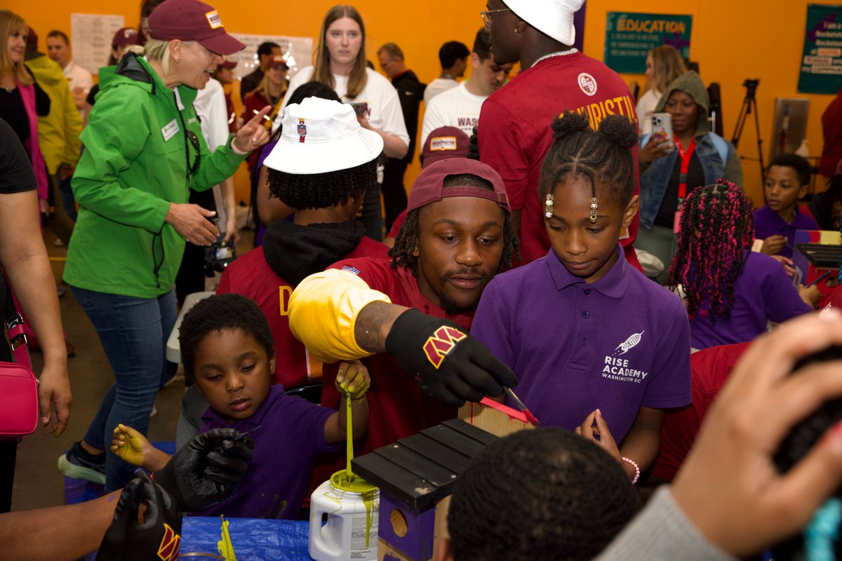 Our hearts are full after the Big Dig at @RocketshipEd’s #RocketshipRise. Thank you @CommandersCR for making the day incredibly special. Players like Dominique Hampton poured into students while creating bird houses that will live in their new #outdoorclassroom for #STEMlearning