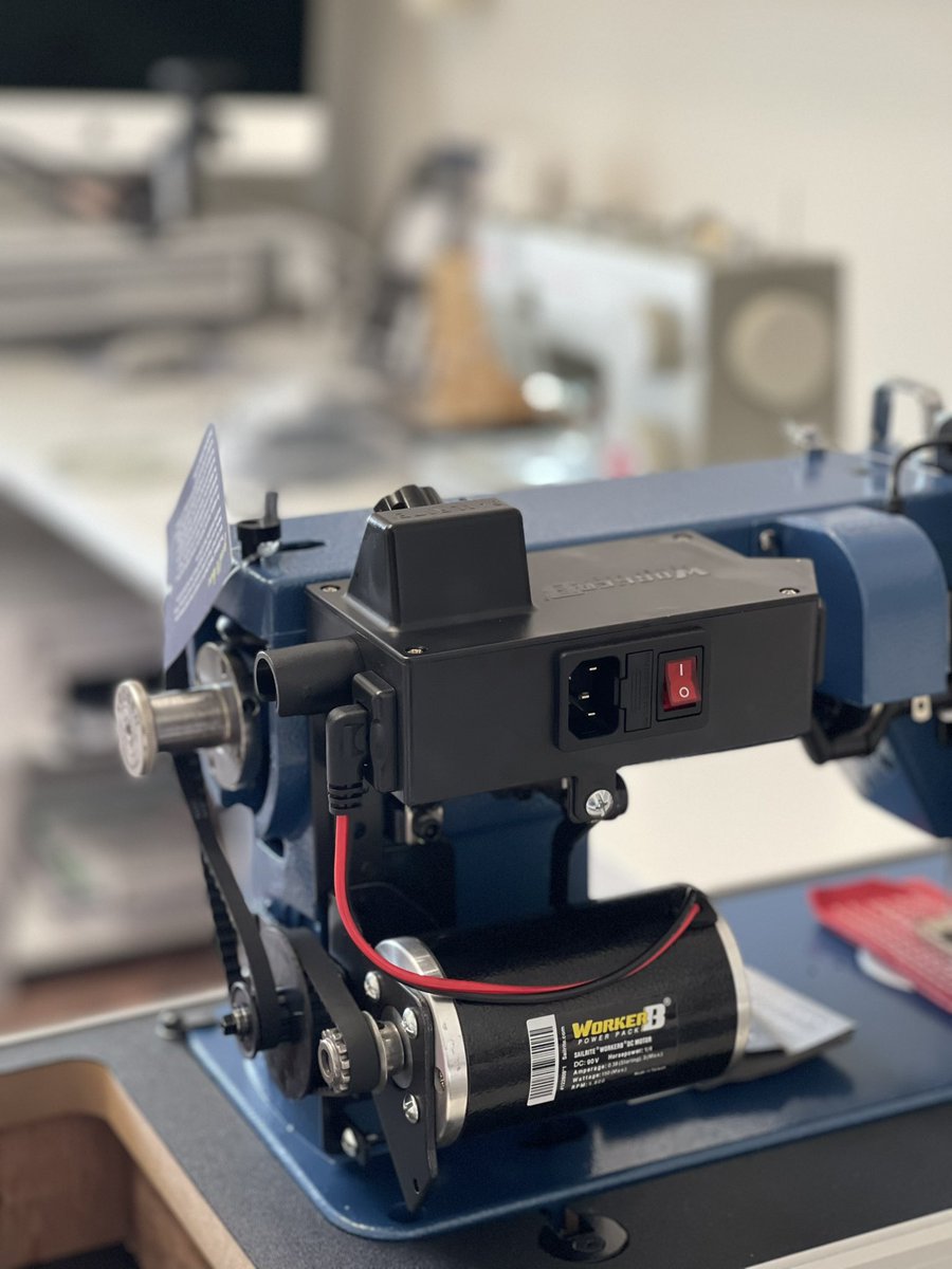 yukipeterson15's tweet photo. My new toy 😍😍
今のミシンも結構なパワーだけど、やっぱ合皮とか重ねると縫えない時に私が1人で怒っているので、ジョンちゃんが私を不憫に思いパワフルなミシン買ってくれました〜😆
めっちゃ重くてセッティングもアナログで大変だったけどあこがれのwalking foot ミシン😍🥰#sailrite https://t.co/QpNyJeYGEW