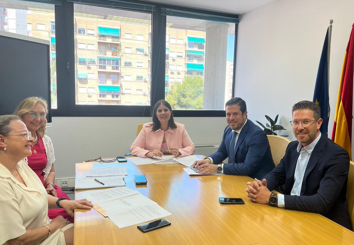 La DG de Vivienda y Arquitectura, María Gil, ha mantenido una reunión con <a href="/CECLOR_/">CECLOR</a> para tratar el plan estratégico de vivienda en #Lorca

Se trabaja en la elaboración de un convenio con medidas y ayudas para rehabilitación y construcción del casco urbano del centro del municipio.