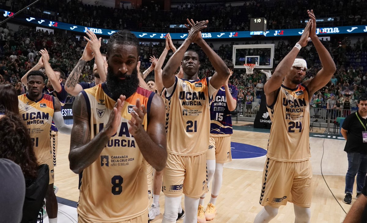 UCAMMurcia's tweet photo. ✍️ Esto es una bendita locura

🏀 UCAM Murcia CB vuelve a vencer en Málaga, para continuar soñando, en un gran partido de baloncesto (83-101)

📰 https://t.co/ZbpdojmhcH

#TheLegacy #PlayoffLigaEndesa https://t.co/Ji2OYYdB7s