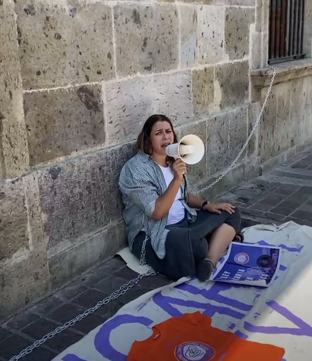 Madres que sufren Violencia Vicaria se encadenan e inician huelga de hambre en el Congreso de Jalisco por su negativa a aprobar esta ley que ya fue ratificada por @SCJN #violenciavicaria @EnriqueAlfaroR @LegislativoJal @FNCVVICARIA @NatoMandalera