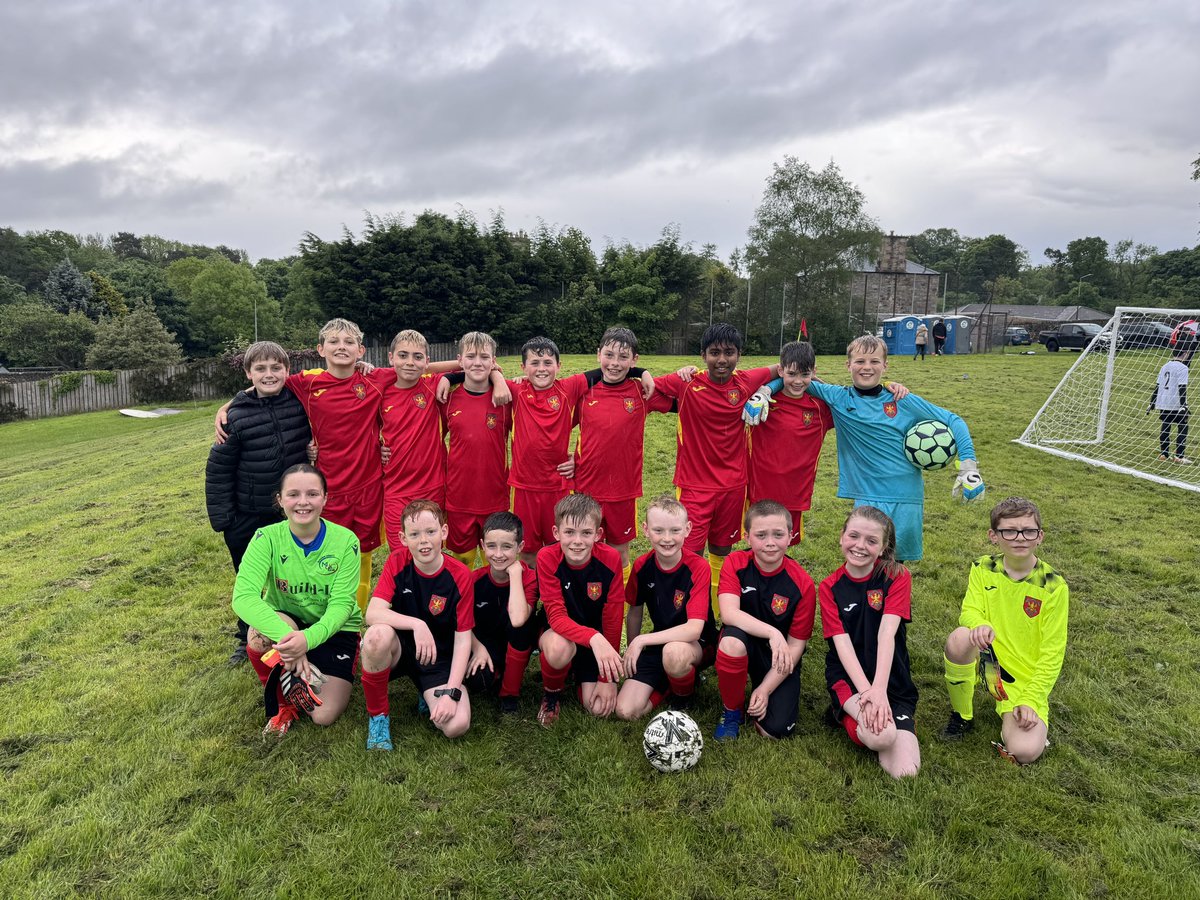MidCalder_PS's tweet image. So proud of our P6 and P7 representatives that took part in the Mid Calder Gala Football for @TeamJakJaksDen! A very wet but fun evening. We are very proud of how you all played! ⚽️ 👏🏻 🥅 🏆 #MCPSP6 #MCPSP7 #Football #Gala @WlhwbChamps
