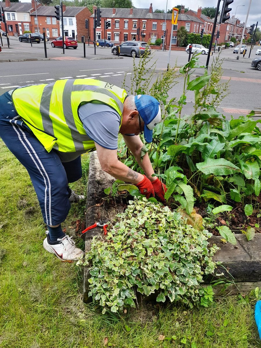 Your Winstanley Labour team busy today clearing and trimming back the planter on Highfield Grange Ave!  Getting ready for the summer  plants! 🪻🌸🌻 <a href="/clivemorgan1959/">Clive Morgan</a> <a href="/paultskenny/">Cllr Paul Kenny</a>