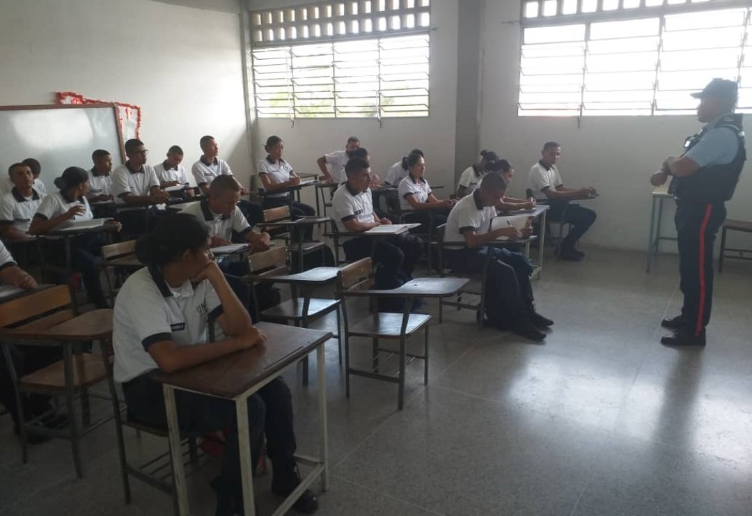 Desde el Núcleo Jiménez,  Estudiantes del TSU proceso II-2023 promoción 18  proceso I-2024 UNES/ACAPOL Proceden a recibir actividad académica con la materia *Investigacion Penal* como parte de las actividades programadas 

👮*REPORTA*:
     Oficial Jefe (IACPEL) Nerio Duno
