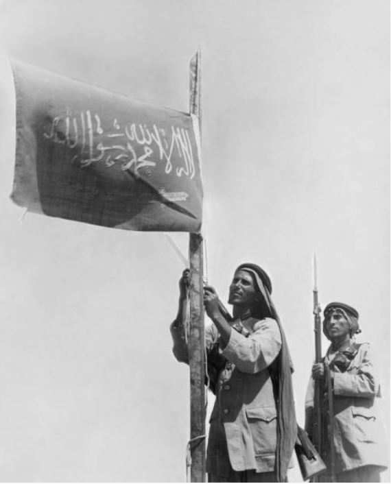 🇸🇦 Saudi Arabia, Arab soldiers with national flag, 1936.

📷: O. Marck
