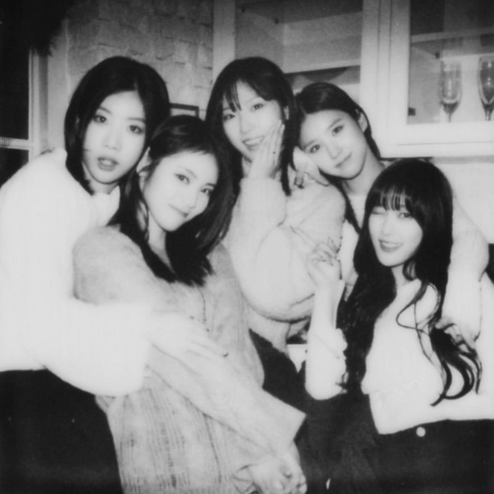 picsofhaseul's tweet image. 2 hours left until our ARTMS girls make their debut 💖💚❤️💙💜