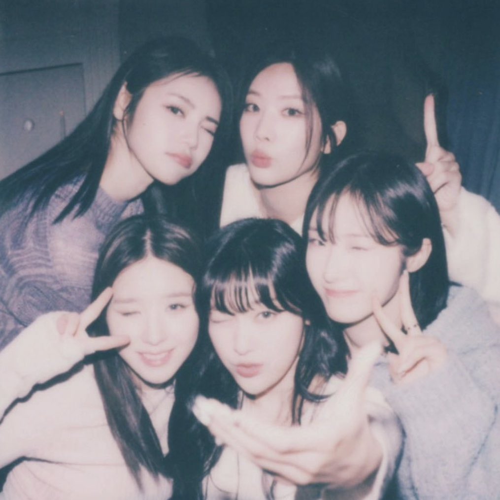 picsofhaseul's tweet image. 2 hours left until our ARTMS girls make their debut 💖💚❤️💙💜