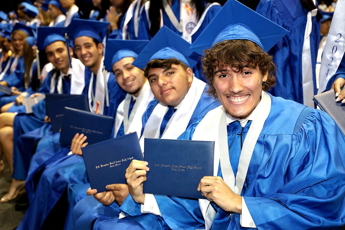 SuptDotres's tweet photo. Congratulations to the #Classof2024 from @JCBDoralThunder on your graduation!  
Your determination and perseverance have led you to this special moment. 
As you step into the future, may your success continue to flourish. #GraduationMagic #Alumni305 
#YourBestChoiceMDCPS https://t.co/On8ZZIUICt