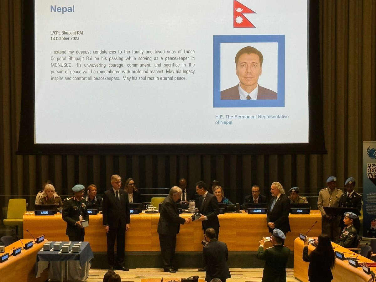 UNSG awarded Dag Hammarskjöld Medal to Late Bhupajit Rai posthumously for sacrificing his life for peace in DRC. Amb @LokThapa2071 received the medal amidst a special ceremony at UNHQ. Paying tribute to late Rai, let’s carry his legacy of courage & dedication to global peace.