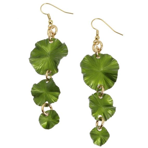 Celebrate a decade of love with our Green Lily Pad Chandelier Earrings - the perfect 10th anniversary gift to wow her! 🎉💚

Daily Jewelry Tips 👉🏼 @johnsbrana.

#10thAnniversaryGift #ChandelierEarrings #JohnsBrana
buff.ly/3X218Y0