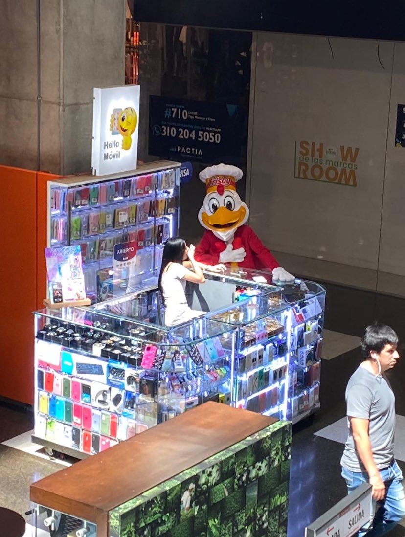 AnaMariaSernaS2's tweet photo. @KlangDenMat El pollo Frisby hasta coquetea mejor que todos nosotros. 🥹 https://t.co/iYXNw14ttQ