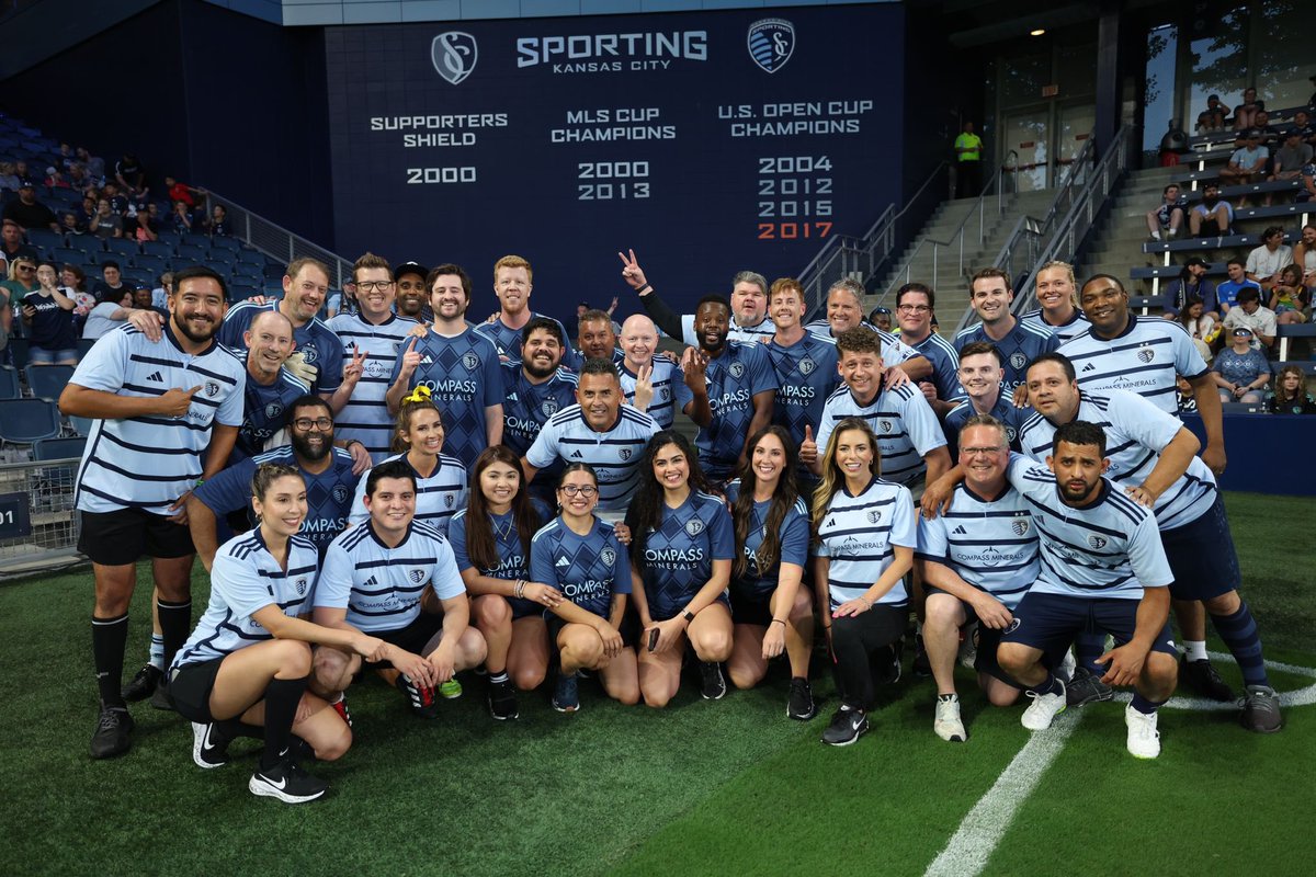 TelemundoKC's tweet photo. Nos divertimos mucho en el #MediaGame de @sportingkc. ¡Gracias por la invitación!
@karlagiltv y @AdanManzanoA fueron parte de los miembros de medios de comunicación invitados a participar en este juego de 10 minutos durante el medio tiempo de anoche.
#vamossporting #vamoskc https://t.co/DJ7T2zdRe6