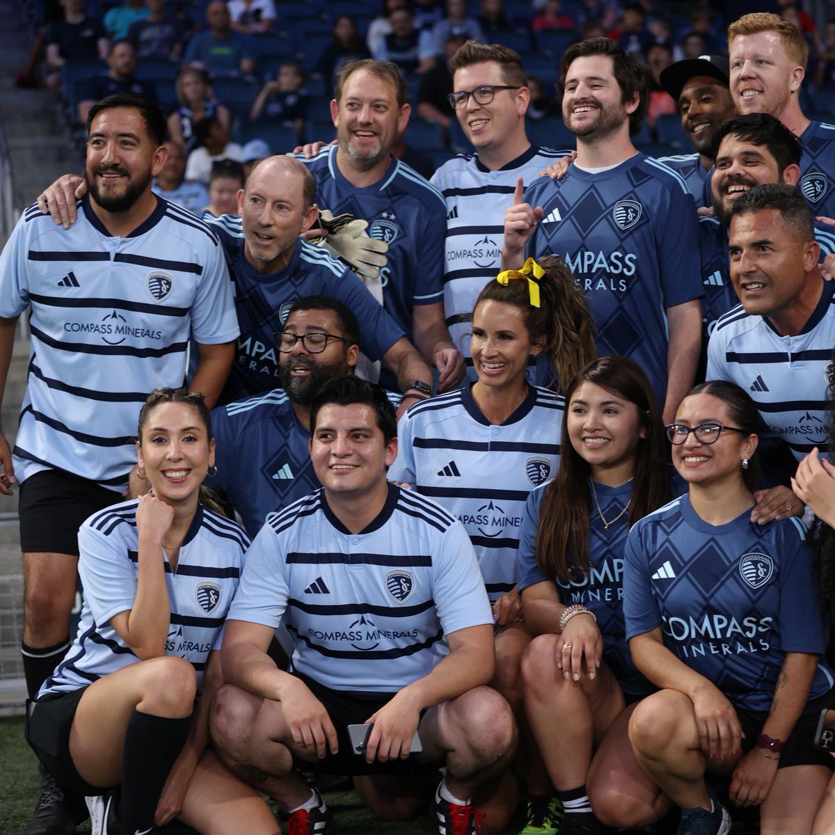 TelemundoKC's tweet photo. Nos divertimos mucho en el #MediaGame de @sportingkc. ¡Gracias por la invitación!
@karlagiltv y @AdanManzanoA fueron parte de los miembros de medios de comunicación invitados a participar en este juego de 10 minutos durante el medio tiempo de anoche.
#vamossporting #vamoskc https://t.co/DJ7T2zdRe6