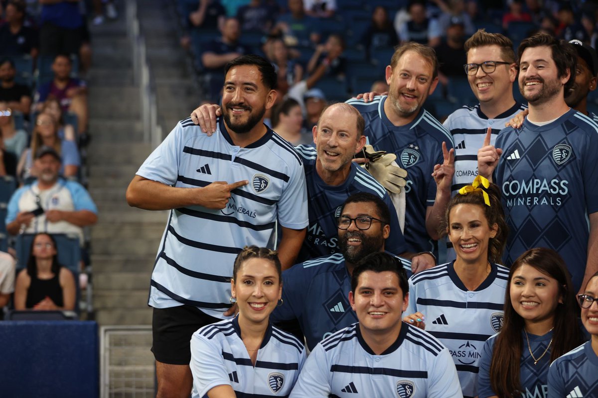 TelemundoKC's tweet photo. Nos divertimos mucho en el #MediaGame de @sportingkc. ¡Gracias por la invitación!
@karlagiltv y @AdanManzanoA fueron parte de los miembros de medios de comunicación invitados a participar en este juego de 10 minutos durante el medio tiempo de anoche.
#vamossporting #vamoskc https://t.co/DJ7T2zdRe6