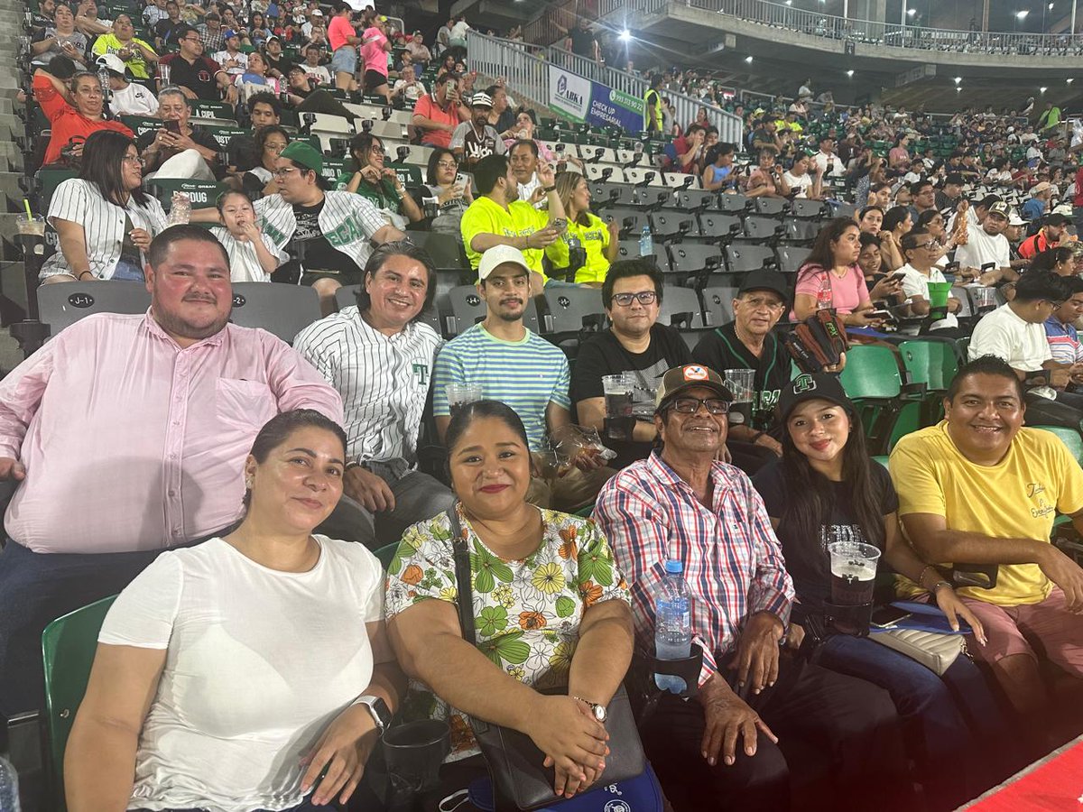 AngelCornelioo's tweet photo. @OlmecasTabasco Con amigos disfrutando del partido https://t.co/TYx4kDMzBO