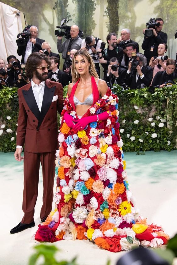 Spotted: Jessica Serfaty and Leonardo Maria Del Vecchio making a stunning entrance at the 2024 Met Gala! 🔥✨