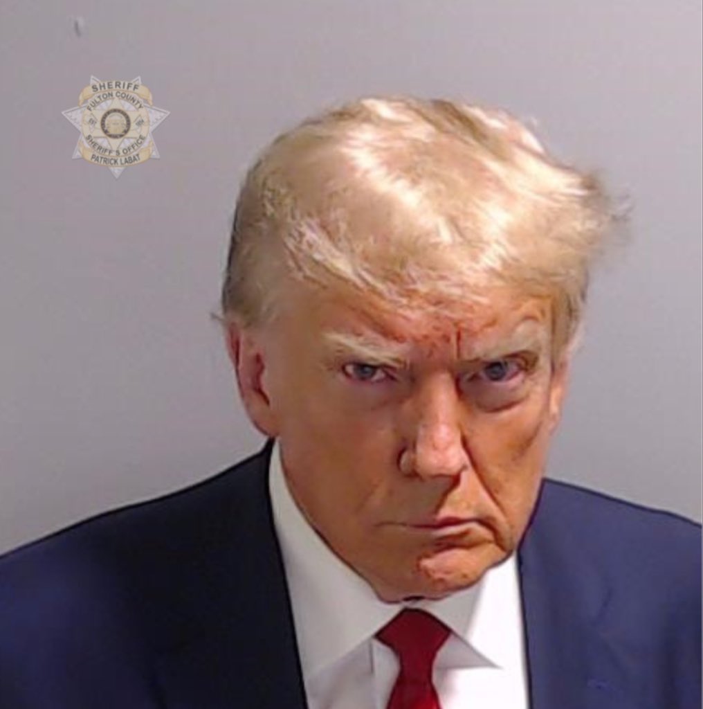 🚨 URGENTE: O presidente Trump tem agora ONZE VEZES mais acusações criminais do que Al Capone.