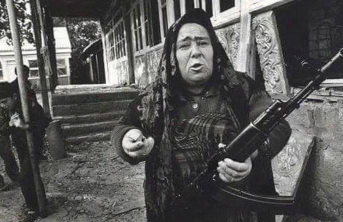 1991, une femme turque azerbaïdjanaise protégeant sa maison avec une arme à feu pendant la guerre du Karabakh face aux arméniens 🇦🇿