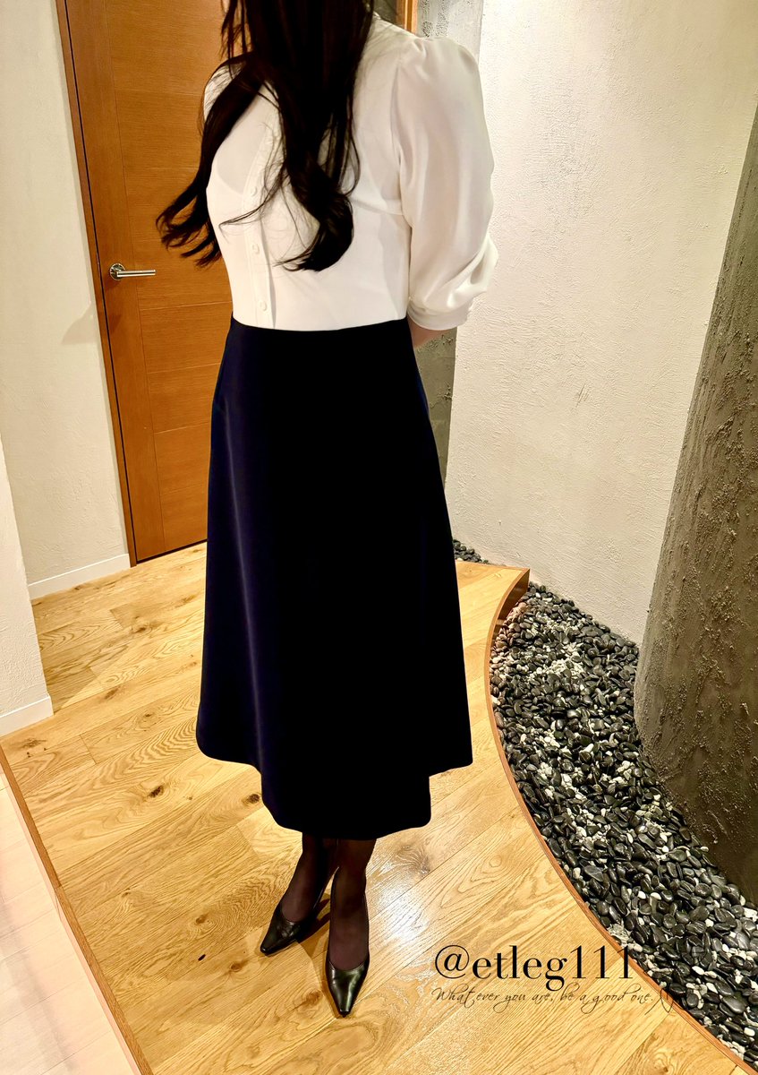 おはようございます✨
昨日は時間がなくて、結局お昼過ぎにお仕事終わり、そのままお呼ばれ先に行きました💕
ただ、サスペンダーストッキングは履いて、少し荷物でしたがプレイ用のヒールなども朝出る時に持参していたので、よかったです❣️
お仕事に、午後の予定のため荷物を持参する、なんとなく罪悪感…
「それもプレイの一つだから」と言われ、単純なので妙に納得してしまいました😌
このワンピース、上手く撮ていませんが、かわいいですよ😍