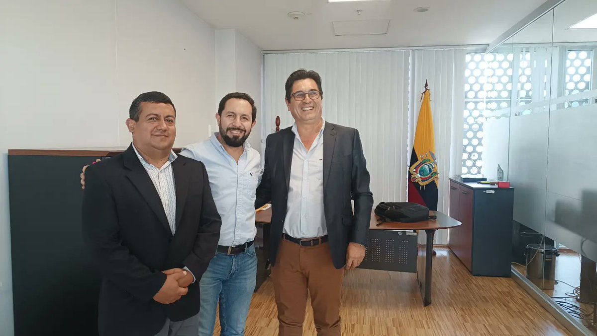 FenateiE's tweet photo. En reunión mantenida el día de hoy 30/05/ 2024 con el Asambleísta @adriancastro y @oswaldoguamanm PRESIDENTE DE FENATEI  se trató lo siguiente: Vida útil, Reforma a la Ley de transporte terrestre tránsito y seguridad vial https://t.co/wXcTKb8PU4
