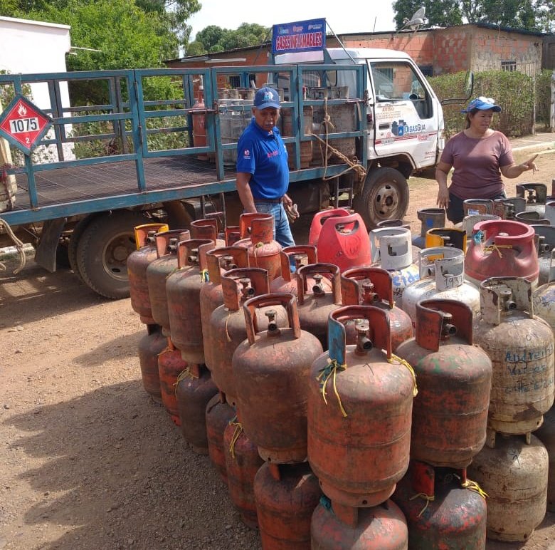 En el sector Canoas Universidad, ubicado en Valle de la Pascua, atendimos con gas doméstico a 125 familias, en el marco del sistema 1x10 del Buen Gobierno. 

#PuebloMaduroActivo 

<a href="/NicolasMaduro/">Nicolás Maduro</a>