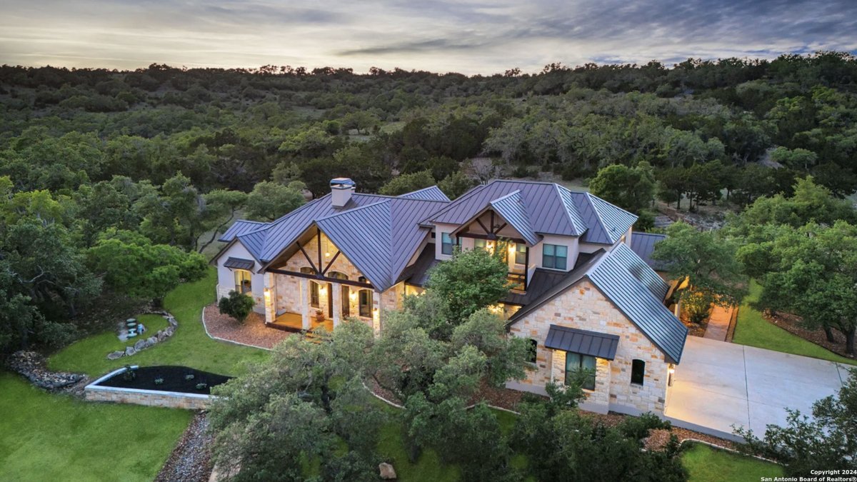 TxHorseProperty's tweet image. SPRING BRANCH, SOUTH TEXAS. 16.83 acres. Anderson-Jenkins 3/4 home. Game/media room. Views of Canyon Lake. Outdoor kitchen, salt water pool. 2-stall barn, 7 acre pasture. $2M #txhorseproperties #springbranchtx #southtexas #centraltexas tinyurl.com/1942SpringBran…