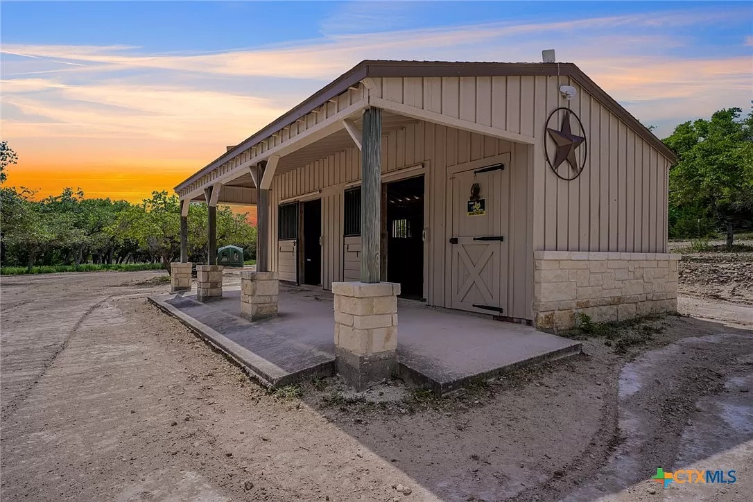 TxHorseProperty's tweet image. SPRING BRANCH, SOUTH TEXAS. 16.83 acres. Anderson-Jenkins 3/4 home. Game/media room. Views of Canyon Lake. Outdoor kitchen, salt water pool. 2-stall barn, 7 acre pasture. $2M #txhorseproperties #springbranchtx #southtexas #centraltexas tinyurl.com/1942SpringBran…