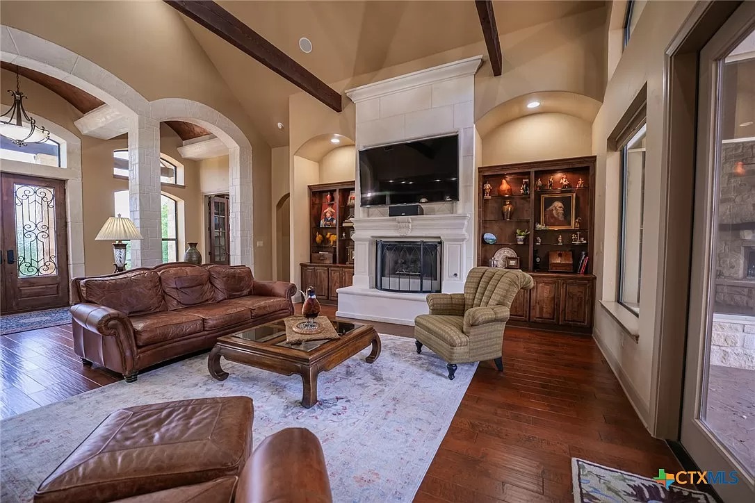 TxHorseProperty's tweet image. SPRING BRANCH, SOUTH TEXAS. 16.83 acres. Anderson-Jenkins 3/4 home. Game/media room. Views of Canyon Lake. Outdoor kitchen, salt water pool. 2-stall barn, 7 acre pasture. $2M #txhorseproperties #springbranchtx #southtexas #centraltexas tinyurl.com/1942SpringBran…