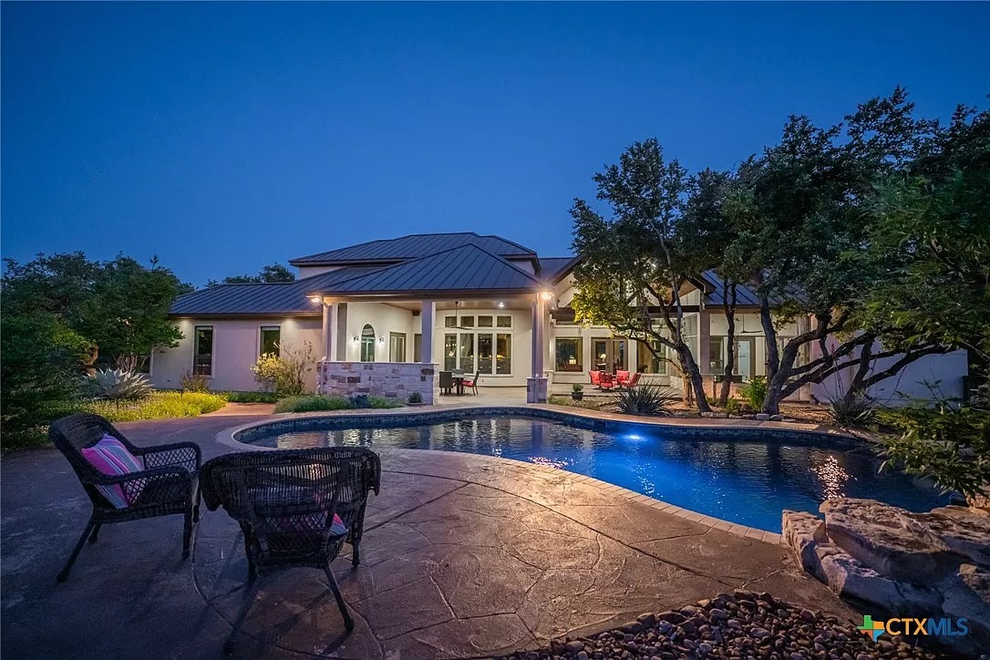 TxHorseProperty's tweet image. SPRING BRANCH, SOUTH TEXAS. 16.83 acres. Anderson-Jenkins 3/4 home. Game/media room. Views of Canyon Lake. Outdoor kitchen, salt water pool. 2-stall barn, 7 acre pasture. $2M #txhorseproperties #springbranchtx #southtexas #centraltexas tinyurl.com/1942SpringBran…