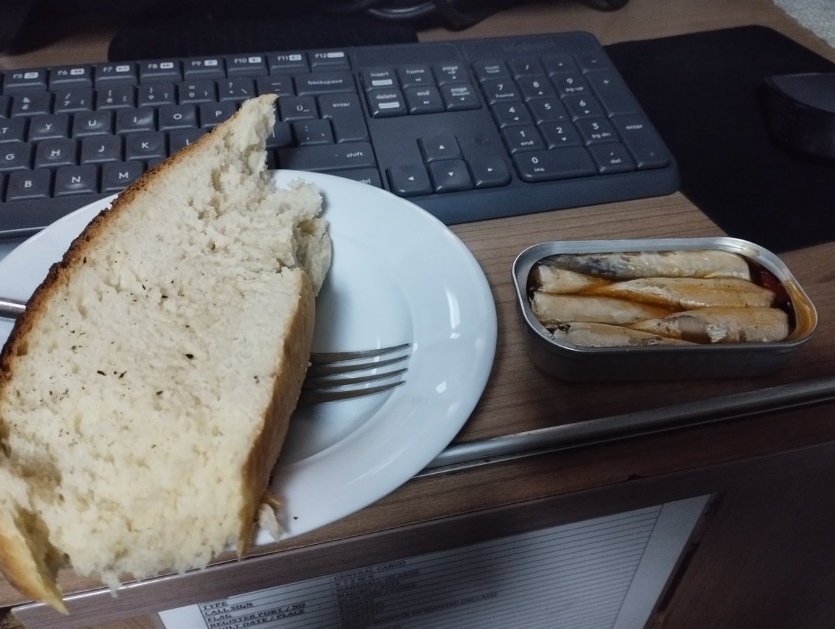 Gece gece vardiyada sardalya balığı yiyoruz Herkese iyi geceler