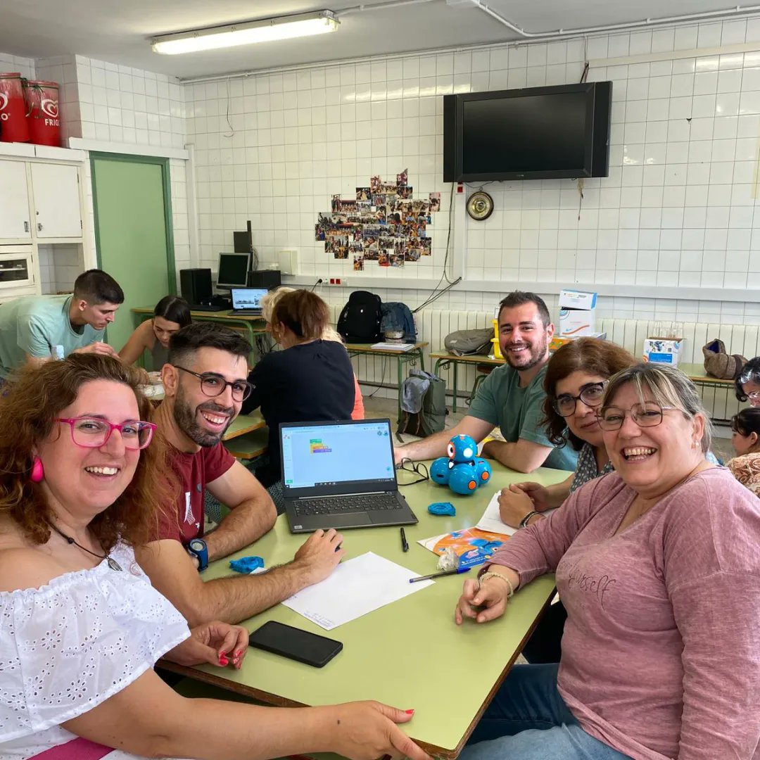 Avui: formació per tot el Claustre sobre robòtica! En petits grups hem pogut aprendre les possibilitats d'aquests materials que hem rebut del Departament d'Educació. Implementarem activitats de robòtica amb l'alumnat el proper curs 2024/25. <a href="/educaciocat/">Educació</a> <a href="/lhdigitalh/">LHdigital</a> <a href="/LHEDUCACIO/">EducacióLH</a>