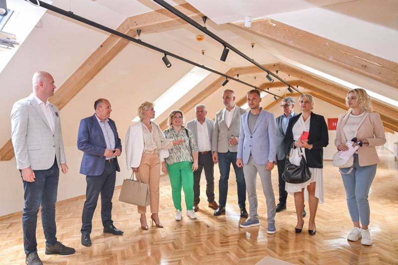 mladibl's tweet image. Donedavno trošna kuća Milanovića postaje veličanstveno zdanje

mladibl.com/?p=39840

#mladibl #vijesti #kuca #milanovica #kultura