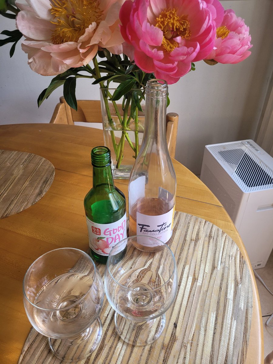nickelpin's tweet photo. Its a Good Day mimosa.
No juice, just Good Day and rosé
#all34 https://t.co/s8GktzNKdr