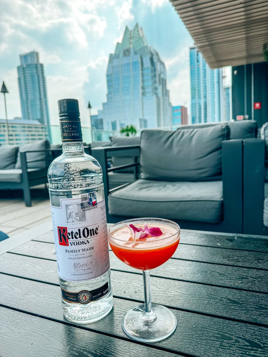 bianxxa_lpz's tweet photo. i better win our photo contest with my promo company 😂 #PromoLife #DrinkKetelOne #ThatAustinSkylineThough 🤍 https://t.co/vtGxvob1T1