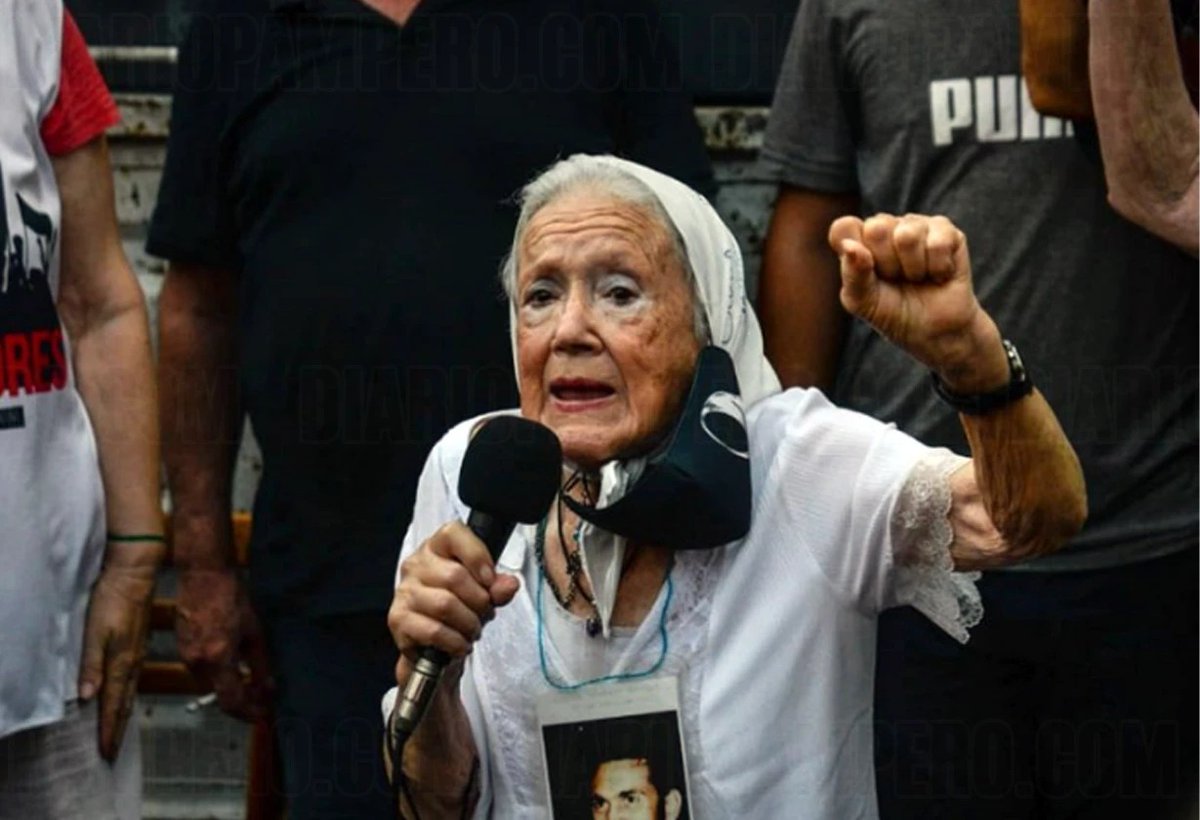 Falleció Nora Cortiñas, icónica activista de las Madres de Plaza de Mayo. Su legado perdurará como ejemplo de valentía y compromiso.  diariopampero.com/fallecio-nora-… #NoraCortiñas #MadresDePlazaDeMayo #DerechosHumanos