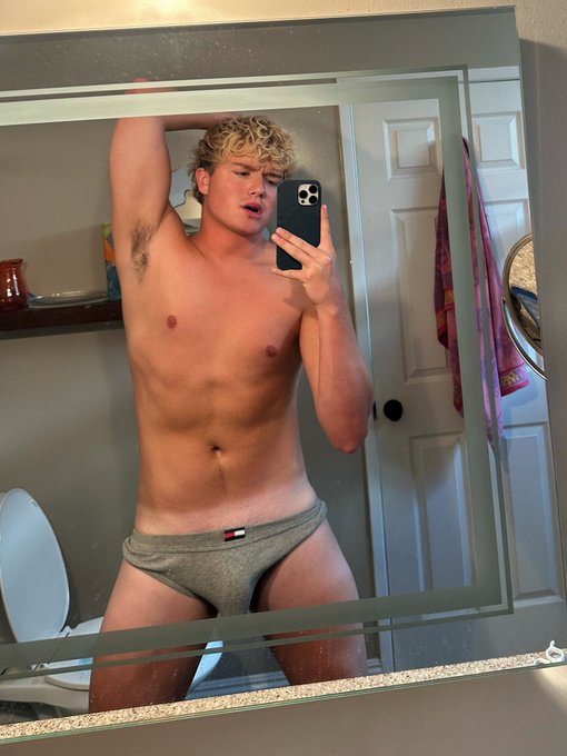 I love a good tan line https://t.co/0i29kghTiV