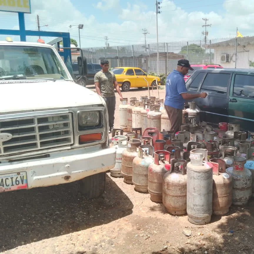 DiGasGuarico's tweet photo. Un total de 63 familias de Los Pinos en el municipio Francisco de Miranda, recibieron atención en materia de GLP a través del sistema 1x10 del Buen Gobierno.

#PuebloMaduroActivo

@NicolasMaduro 
@josemvasquez https://t.co/FVpl9Wr5GU
