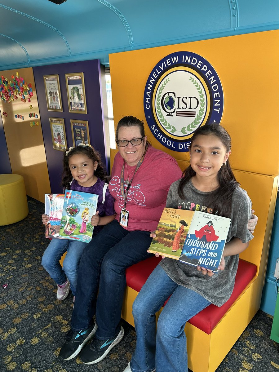dyslexialibrary's tweet photo. I had fun helping these cuties get some books to start their summer off right. The next stop for the literacy bus is June 4 at Peter Piper Pizza. #ReadingisRewarding. @McGheeWolves @CVlibrarians @ChannelviewISD https://t.co/R57dUdiHFJ