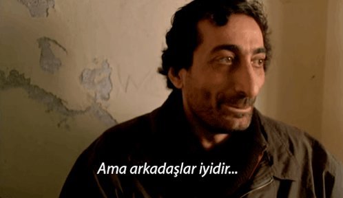 – yatacak yer verdiler mi sana?
+ evet
– yatacak yer verdilerse iyi
+ eh işte
– bazen gıpta ediyorum. benim halim senden kötü
+ nasıl yani?
– bir odan var ya!
+ senin yatacak yerin yok mu?
– hem var, hem yok. arkadaşlarda kalıyorum
+ ben de, ama arkadaşlar iyidir.